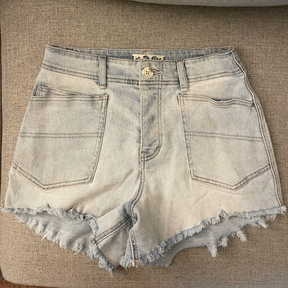 FREE PEOPLE HIGH WAISTED BUTTON LIGHT WASH DENIM SHORT